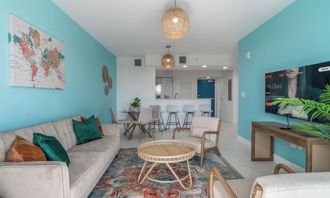 Parkside Apartamento | Stylish Apartment with Pool-Gym-Parking and Balcony - 5 Min to Hollywood Beach!