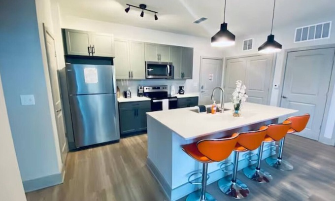 East Ybor Apartamento | Stylish Apt in Historic Ybor City! Mins away from 7th Avenue and Downtown Tampa!