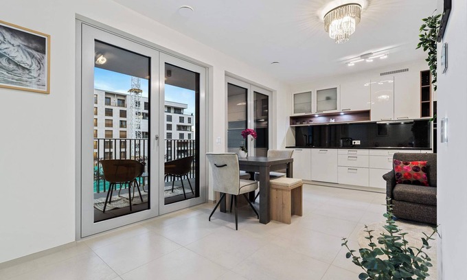 Gasperich Apartamento | Stylish Apt with Balcony, WiFi & Free Parking