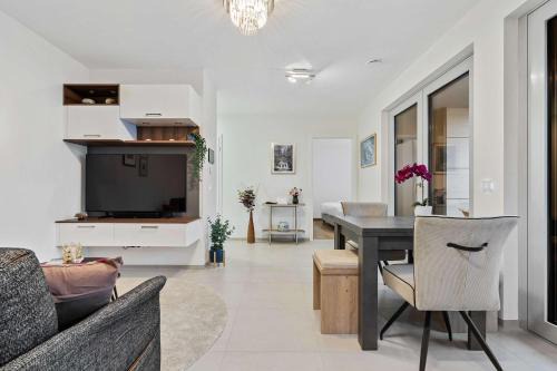 Gasperich Apartamento | Stylish Apt with Balcony WiFi & Free Parking