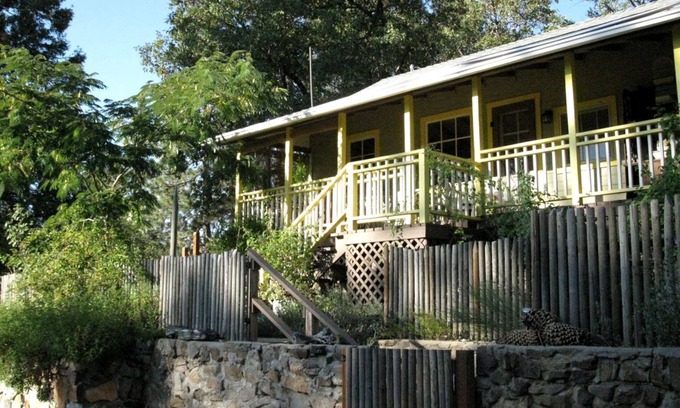 Pinehurst Casa | Stylish Artistic Cabin Vacation Rental near Sequoia Kings National Park