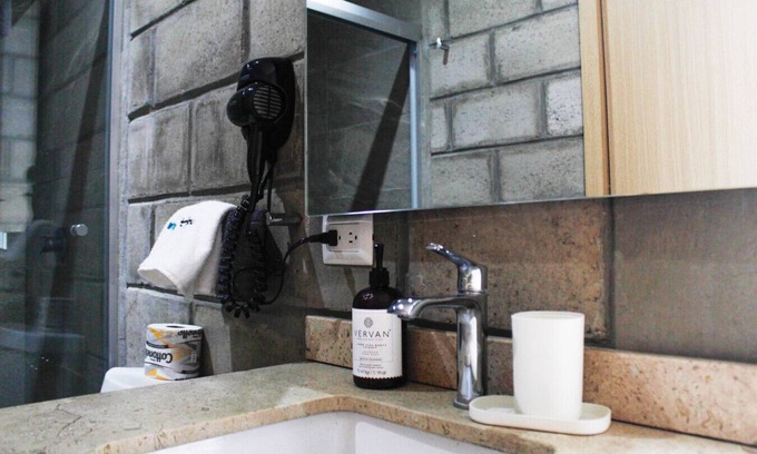 Centro de Guadalajara Apartamento | Stylish Authentic Loft w/Gym & Coworking | 1 BD | Tribu Colón