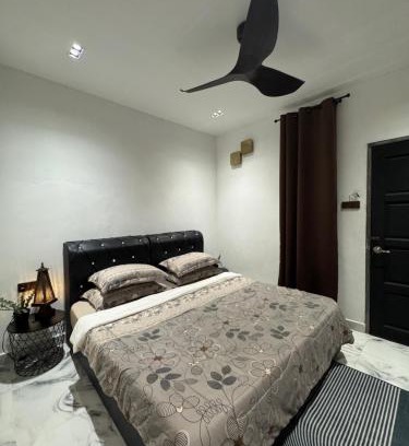 Central Seberang Perai Casa | Stylish Balinimo Guest room - King Bed, Free Netflix, Prime & Wi-Fi Near Bukit Mertajam