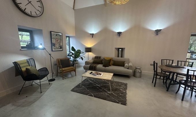 Carmarthen Cabaña | Stylish barn conversion, sleeps 5, with hot tub