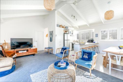 Barwon Heads Casa | Stylish Beach House Retreat - Close to River & Shops