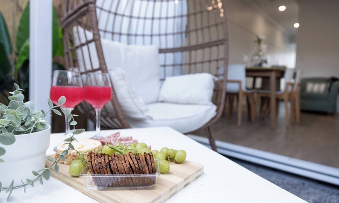 Redcliffe Casa | Stylish Beach Retreat Horses & Coastal Charm
