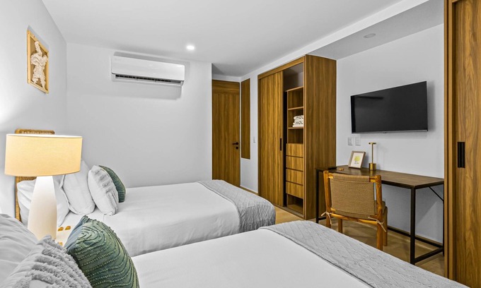 Las Glorias Apartamento | Stylish Beachfront 2BR - Balcony & Pools