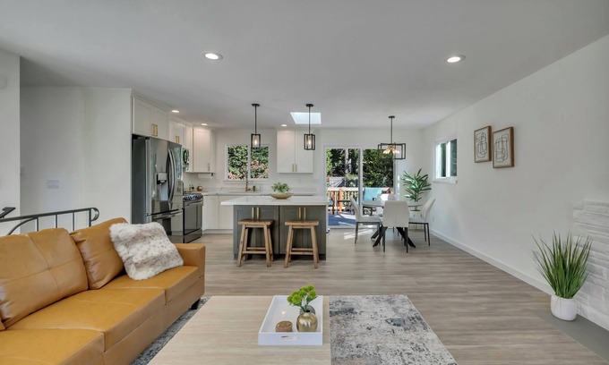 Newport Casa | Stylish Bellevue Retreat