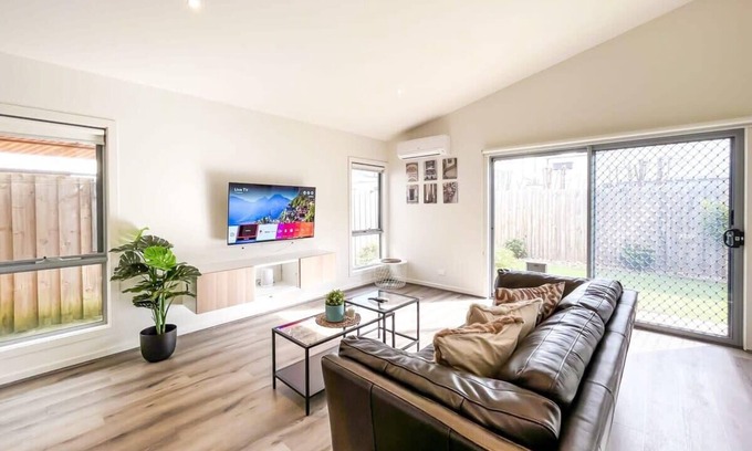 Berwick Casa | Stylish Berwick Home with WiFi, Smart TV, Garage