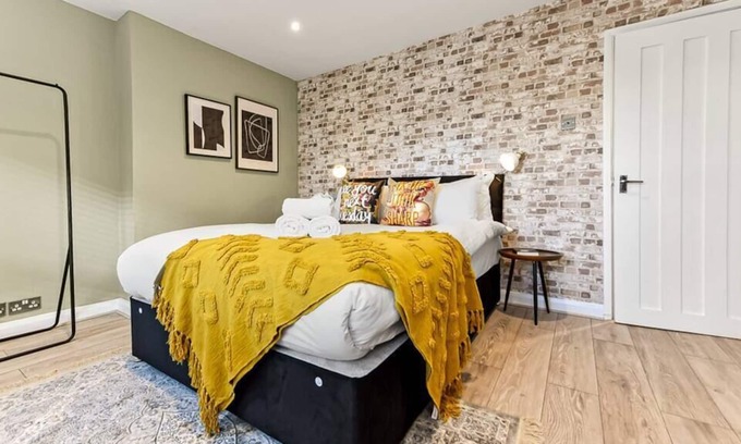 Brixton Hill Condominio | Stylish Brick and Wood Flat w/ Abundance of Greenery