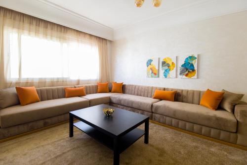 Luxus Apartamento | Stylish & Bright 3-Bedroom Apartment, City Center with Air Conditioning and Free Parking