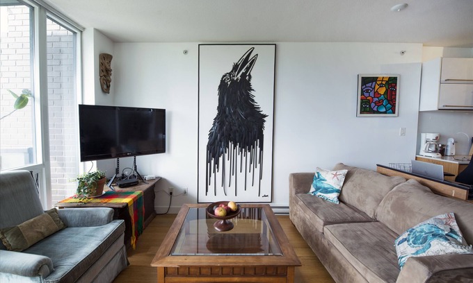 Crosstown Condominio | Stylish, Bright, Chinatown Condo, w/secure parking, pet ok, view, self-check-in.