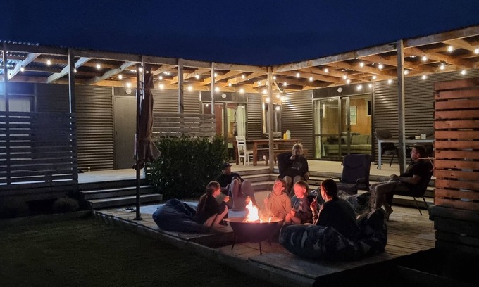 Mangakino Cabina | STYLISH CABIN LIVING WITH HUGE DECKING