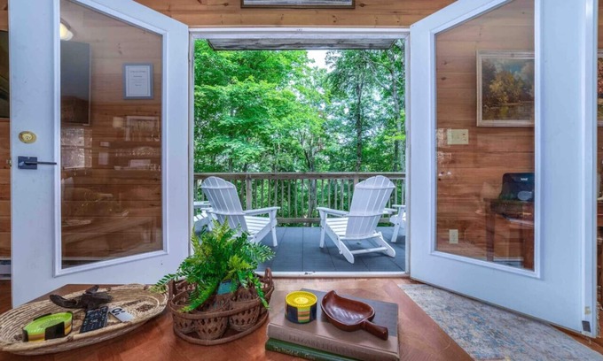 Burks Fork Cabina | Adorable cabaña con bañera de hidromasaje: ¡camina hasta Chateau Morrisette, cerca de la avenida!