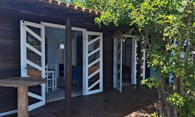 Itacare Chalet De Esquí | Stylish cabin with large deck overlooking Costa and Tiririca beaches.