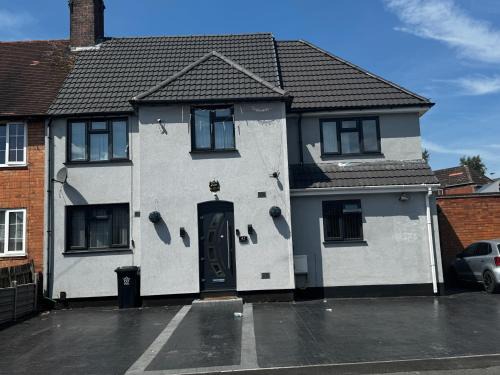Oadby Casa | Stylish Central Home Sleeps 5 Free Parking & Patio