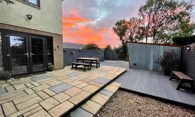 Fort William City Centre Apartamento | Stylish, central studio with kitchen & large deck