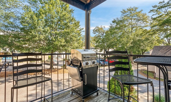 Auburn Condominio | Stylish & Centrally-Located 2 bed/2 bath Condo in Auburn, AL