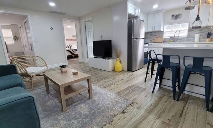 East Tampa Casa | This house is a 2 bedroom(s), 1 bathrooms, located in Tampa, FL.