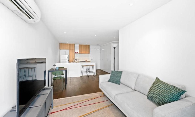 Saint Kilda South Apartamento | Stylish City-View 1BR Apt in St Kilda