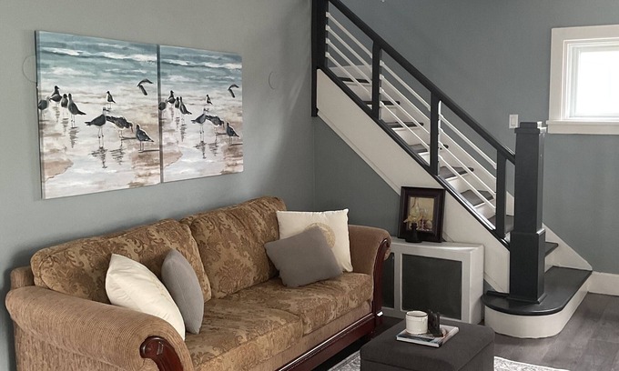 Welland Casa | Stylish comfort near the falls- family friendly relaxation awaits!