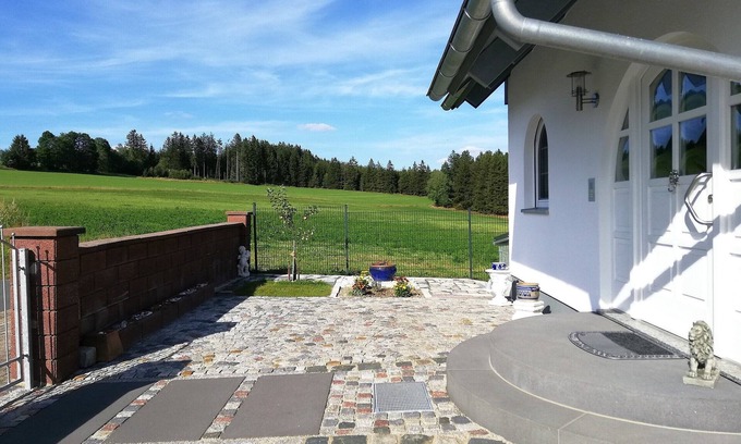 Naila Apartamento | Stylish, comfortable non-smoking vacation apartment with far-reaching views of the countryside