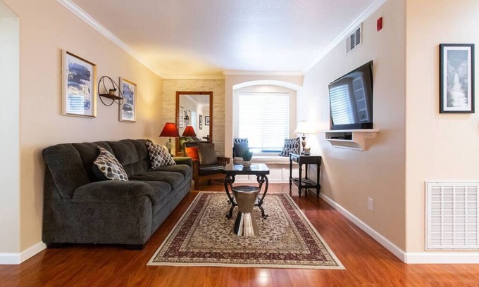 Ridgecrest Apartamento | Stylish & Comfy ~ 5★ Location, Office, ♛Queen Bed
