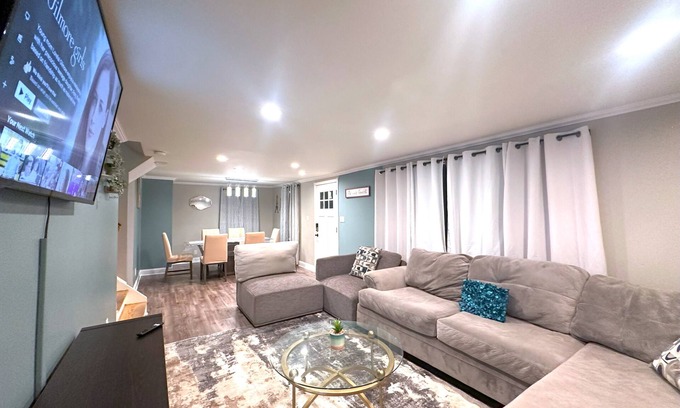 North Buffalo Casa | Stylish & Comfy Haven near Niagara Falls ~ UB !