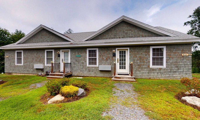 Edgecomb Condominio | Stylish Condo at Sheepscot Harbor Resort w/Free WiFi, River Views, & Balcony