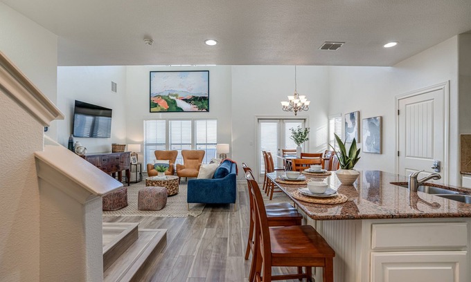 New Braunfels Condominio | Stylish Condo on Golf Course, King Suite, Pool