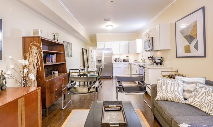 Milan Apartamento | Stylish Condo w Sunny Backyard Patio 3br-2ba