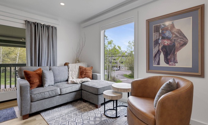Moose Wilson Road Condominio | Stylish condo with balcony, washer / dryer, WIFI, mountain views, steps to shops