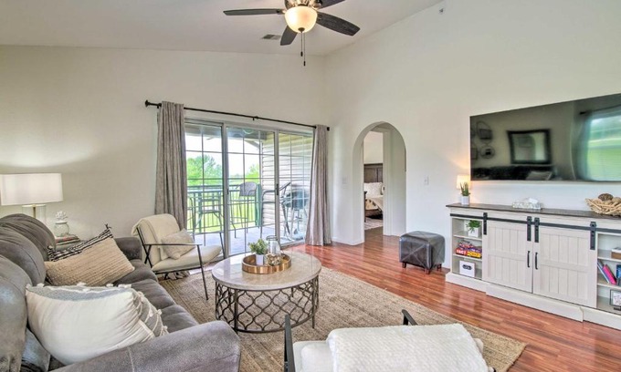 Branson Apartamento | Stylish Condo with Peaceful Views about 3 Miles to Dtwn!