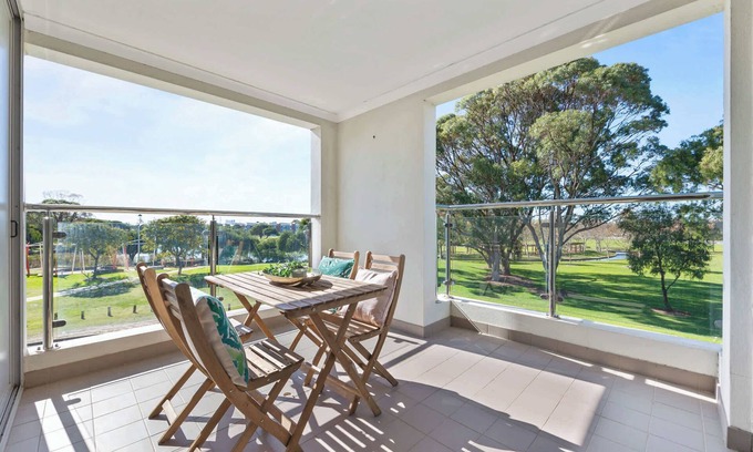 Rockingham Apartamento | Stylish Corporate Stay with Wi-Fi & Parking