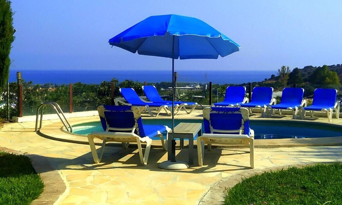 Almayate Bajo Casa | Elegante apartamento Cortijo + con jardín y piscina, a pie en el pueblo y en la playa.