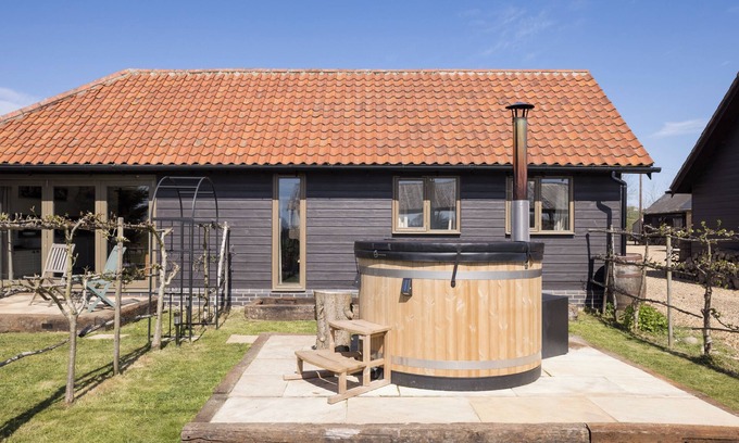 Croydon Cabaña | Stylish cottage, countryside views, wood burning hot tub, 20 mins to Cambridge