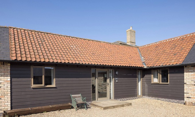Croydon Cabaña | Stylish cottage, courtyard views, countryside location, 20 mins to Cambridge