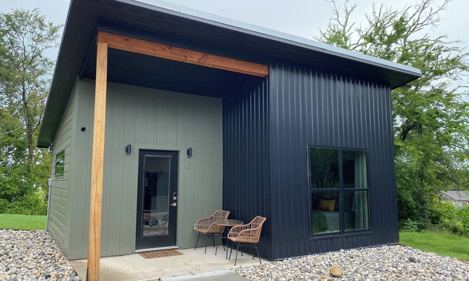 Mount Vernon Cabaña | Stylish Cottage located in downtown Mount Vernon!
