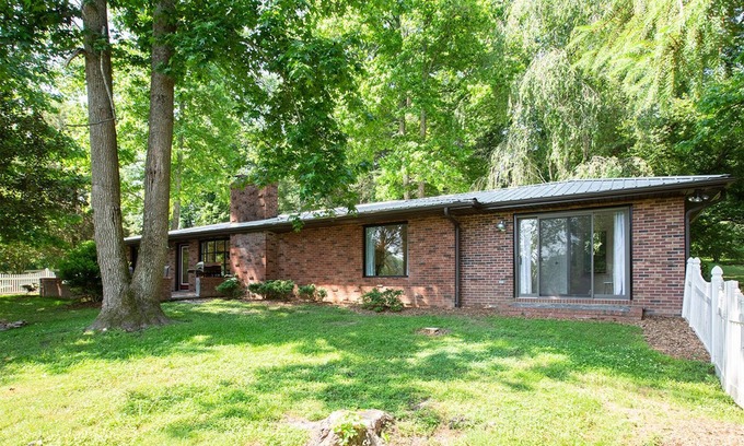 Hendersonville Cabaña | Stylish cottage bordering one of the farm's sweeping pastures.