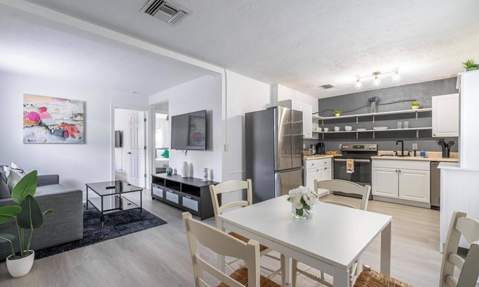 Poiciana Park II Cabaña | Stylish Cottage Near Beach, Downtown, and Airport