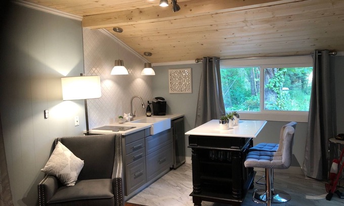 North Saanich Casa | Creekside Cottage. Ferry / Aeropuerto / Lochside Trail