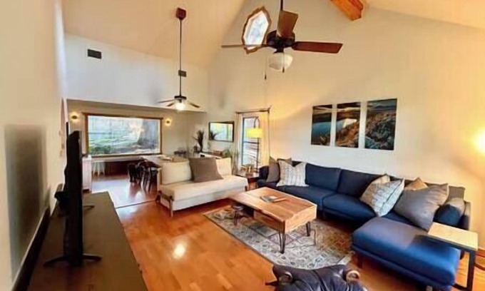 Austin Lake Estates Casa | Stylish Cottage: West Austin w/Dedicated Workspace