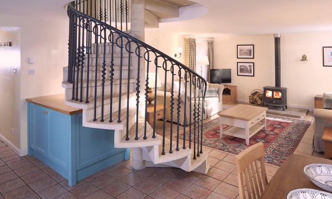Penicuik Otro | Stylish country cottage near Edinburgh with wood-fired sauna. Pet friendly.