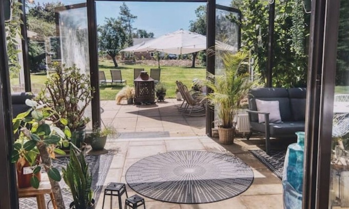 Earls Barton Casa | Stylish Country House with Spa – Sleeps 10
