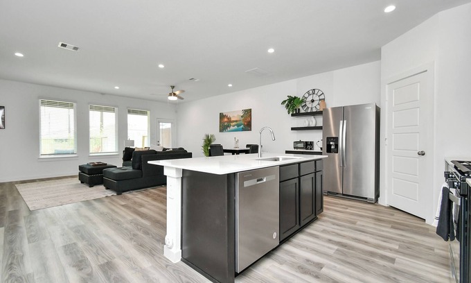 Southeast Houston Casa | Stylish & Cozy 4 Beds - Near Downtown W/ Backyard