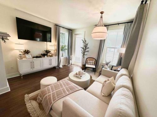 Ocean Springs Casa | Stylish Cozy Family Cottage with Golf Cart - 1 mile to Dwntn Ocean Springs and beach