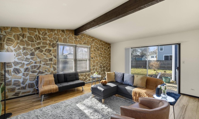 Downers Grove Casa | Stylish Cozy Getaway With Fireplace! + Foosball - Downers Grove