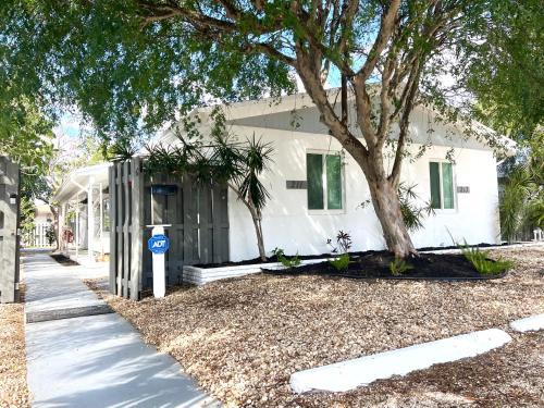 Harbor Village Apartamento | Stylish & Cozy Home Close To Beach- Free Parking, Private, Backyard, Laundry