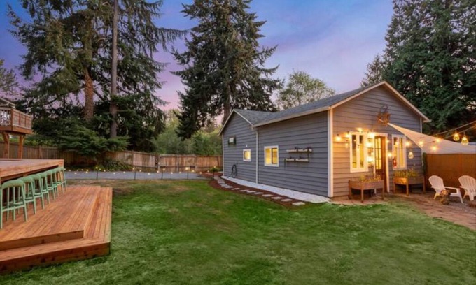 Highline Casa | Stylish & Cozy Lakeside Retreat Accommodations. Great location!