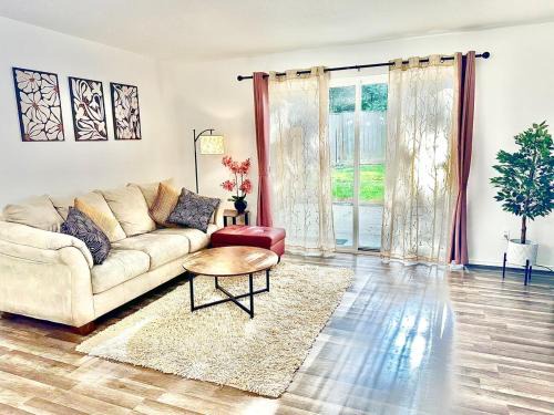 Lynnwood Apartamento | Stylish & Cozy Townhome Getaway in Lynnwood!